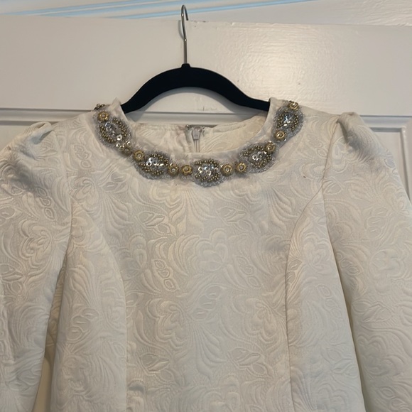 White mini long sleeved dress with horse and carriage details at the bottom - Picture 3 of 5